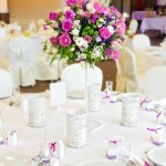 Stół z różowymi akcentami. Bardzo łądna dekoracja zaprezentowana na dniach otwartych w Beskidzkim Raju.