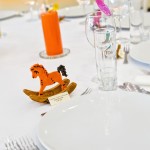Dekoracja stolika weselnego dla dzieci w Beskidzkim Raju. Figurka konika na biegunach.