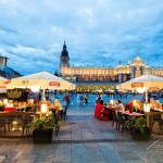 Widok na Sukiennice z ogródka restauracji w Krakowie.