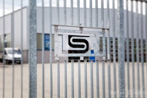 Logo na bramie wjazdowej. Fotografia przemysłowa i techniczna Kraków.