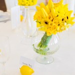 Żółte kwiaty jako dekoracja stołu weselnego w Beskidzkim Raju.