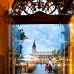 Brama wejściowa do restauracji na rynku głównym w Krakowie.
