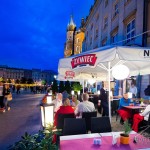 Rynek główny nocą.Widok na ogróek restauracji number 7 w Krakowie.