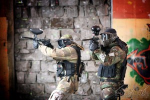 Zdjęcia wykonane podczas gry w paintballa. Impreza integracyjna.