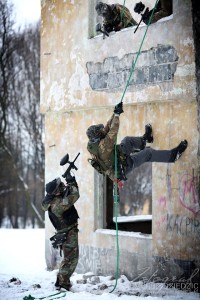 Atakowanie bazy przeciwnika podczas imprezy firmowej w Krakowie.