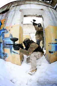 Gra w paintball na imprezie integracyjnej dla pracowników firmy. Ciekawy scenariusz urozmaica i uatrakcyjnia grę.