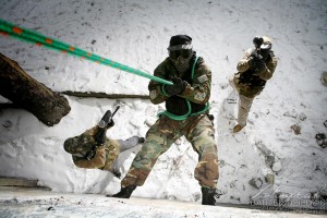 Atak na bazę przeciwnika. Gra w paintball potrafi być bardzo ciekawa.