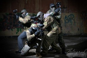 Zawodnicy gotowi do rozpoczęcia gry w paintball. Obowiązkowym strojem jest kask chroniący oczy i głowę.