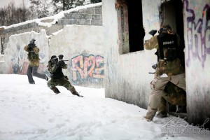 Impreza firmowa w Krakowie. Bardzo dobrym urozmaiceniem nawet w zimowej scenerii może być gra w paintball.