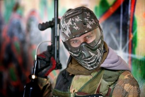 Integracja zespołu pracowników przy grze w paintball. Portret zawodnika.