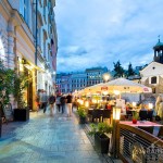 Zdjęcia do kampanii reklamowej restauracji number 7 w Krakowie. Rynek Krakowski nocą, w tle ogródki restauracyjne.