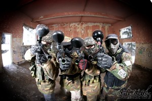 Grupa zawodników paintballa. Zdjęcie wykonane rybim okiem.