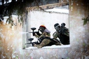 Paintball. zdjęcia z rozgrywki podczas imprezy firmowej.