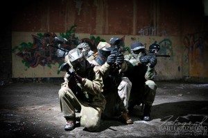 Zdjęcie przy użyciu lamp studyjnych. Paintball integracyjna zabawa podczas pikniku firmowego.