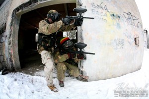 Paintball na imprezie firmowej. Zawodnicy atakują wybrany cel.