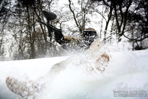 Widowiskowy ślizg zawodnika po śniegu. Paintball Kraków.