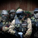 Zdjęcie grupowe zawodników po udanej grze w paintballa.