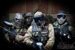 Zdjęcie grupowe zawodników po udanej grze w paintballa.