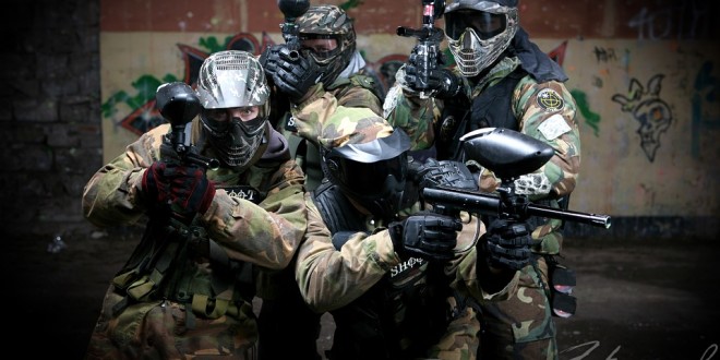 Zdjęcia grupowe na imprezie integracyjnej z paintballem.