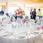 Okrągły stolik z zastawą przygotowaną pod wesele