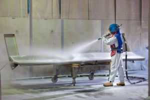Fabryka, piaskowanie elementów produkcyjnych