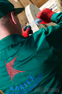 Kontroler jakości sprawdza główne parametry bębna