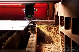 Zdjęcia reklamowe maszyny. Laser wycinający w metalu wzór.