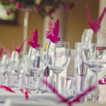 Dekoracja sali weselnej. Piękne różowe dodatki na stół weselny.