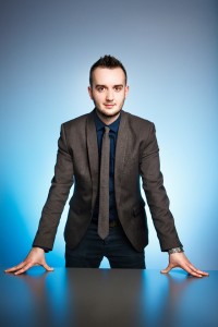 Zdjęcia biznesowe Kraków. Wizerunek profesjonalisty ujęty na zdjęciach jest bardzo ważną rzeczą wykorzystywaną od wielu już lat w innych krajach gdzie świadomość biznesowa jest o wiele bardziej rozwinięta. W polsce jednak zaczyna się to zmieniać i wiele osób docenie ogromną rolę profesjonalnych zdjęć w komunikacji między partnerami biznesowymi.