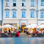 Wejście do restauracji number 7 w Krakowie. Rynek główny nocą.