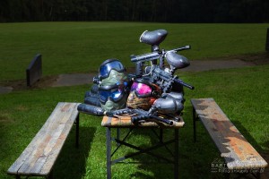 Organizacja imprez firmowych. Paintball Kraków. Jednym z lepszych sposobów na urozmaicenie eventu jest gra w paintballa która świetnie wzmacnia integracje zespołu pracowników. Na zdjęciu rzeczy potrzebne do gry: Maski ii pistolety paintballowe tzw. Markery.