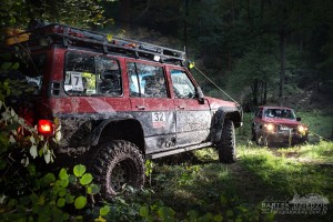 Impreza integracyjna dla firmy. Event w Folwarku Zalesie. Organizator Sekcja4x4. Czasem nawet najlepszy kierowca musi skorzystać z wyciągaraki i stalowej liny.