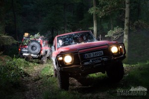 Wyjazd samochodami terenowymi 4x4. W trudnym terenie najlepiej spisują się samochody z napędem 4x4, specjalnie przygotowane do zniesienia najtrudniejszych i najbardziej wymagających warunków. Świetnie musza być też przygotowani kierowcy tak aby najlepiej wykorzystać możliwości swoich samochodów.