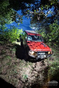 Atrakcje eventowe. Off road Kraków. Przejazd samochodem terenowym przez las. Niezapomniane wrażenia z imprezy gwarantowane.