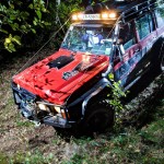 Off road na imprezie firmowej. Samochód terenowy zjeżdza w dolinkę z uczestnikami imprezy firmowej. Pełna wrażeń przejażdzka samochodem. Event zorganizowany przez Sekcję 4x4.