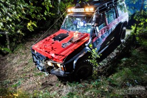 Off road na imprezie firmowej. Samochód terenowy zjeżdza w dolinkę z uczestnikami imprezy firmowej. Pełna wrażeń przejażdzka samochodem. Event zorganizowany przez Sekcję 4x4.