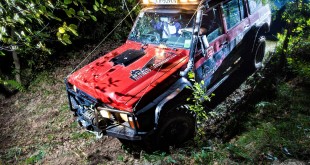 Off road na imprezie firmowej. Samochód terenowy zjeżdza w dolinkę z uczestnikami imprezy firmowej. Pełna wrażeń przejażdzka samochodem. Event zorganizowany przez Sekcję 4x4.