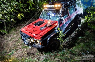 Off road na imprezie firmowej. Samochód terenowy zjeżdza w dolinkę z uczestnikami imprezy firmowej. Pełna wrażeń przejażdzka samochodem. Event zorganizowany przez Sekcję 4x4.