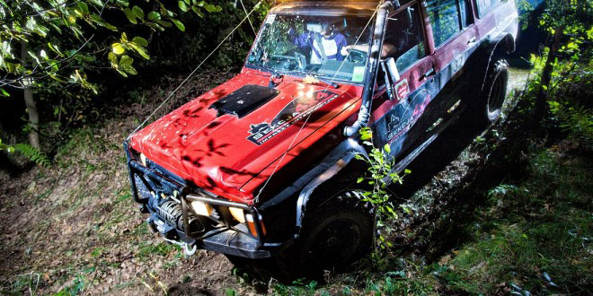 Off road na imprezie firmowej. Samochód terenowy zjeżdza w dolinkę z uczestnikami imprezy firmowej. Pełna wrażeń przejażdzka samochodem. Event zorganizowany przez Sekcję 4x4.