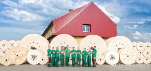 Bębny drewniane. Zdjęcie pracowników zmiany.