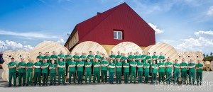 Duże grupowe zdjęcie pracowników firmy. Kartex Jabłonka.