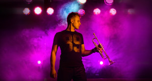 Trębacz podczas występu. Kadr z sesji reklamowej dla zespołu Ensemble.