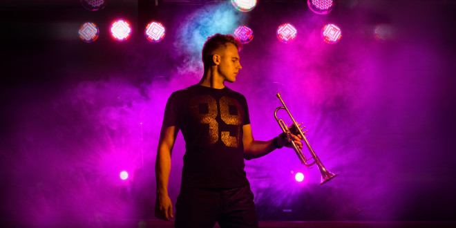 Trębacz podczas występu. Kadr z sesji reklamowej dla zespołu Ensemble.