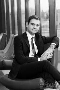 Sesje biznesowe na potrzeby reklamy. Mężczyzna siedzi na fotelu.