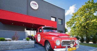 Zdjęcia do reklamy dla hotelu Automobil Hotel. Zdjęcie starego samochodu stojącego przed hotelem.