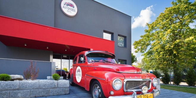 Zdjęcia do reklamy dla hotelu Automobil Hotel. Zdjęcie starego samochodu stojącego przed hotelem.