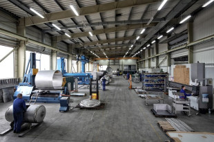 Fotografia reklamowa fabryki. Zdjęcie panoramiczne wnętrza hali produkcyjnej.