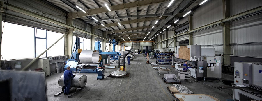 Fotografia reklamowa fabryki. Zdjęcie panoramiczne wnętrza hali produkcyjnej.