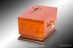 Zdjęcia produktowe drewnianej urny pogrzebowej.