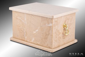 Zdjęcia reklamowe akcesoriów pogrzebowych. Na zdjęciu urna na prochy zmarłego.